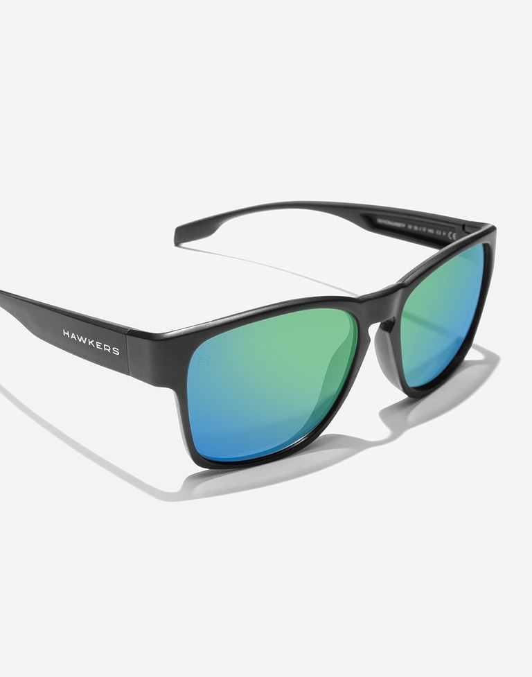 Sunglasses Hawkers CORE RAW - POLARIZED BLACK EMERALD