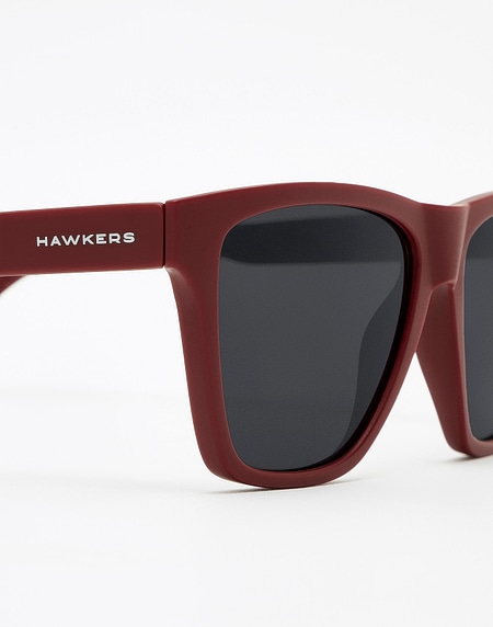 Nos Lunettes de Soleil Hawkers BURGUNDY DARK ONE LS