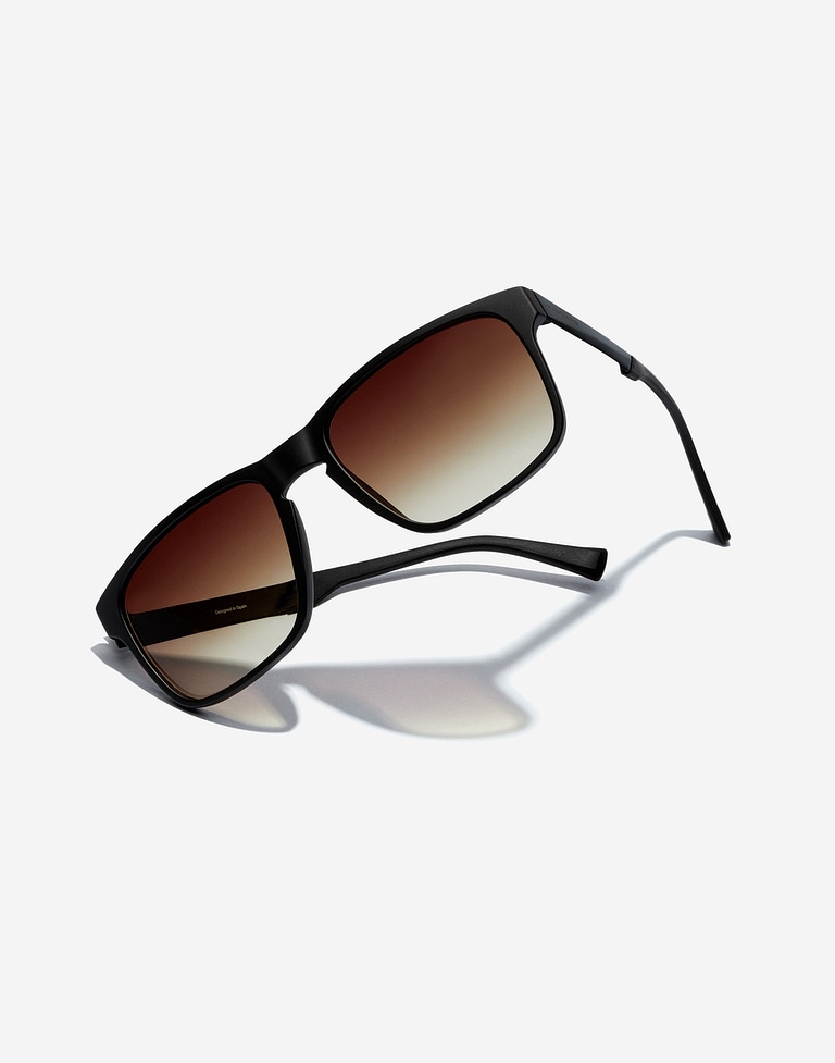 Nos Lunettes de Soleil Hawkers PEAK METAL - BLACK SMOKY BROWN